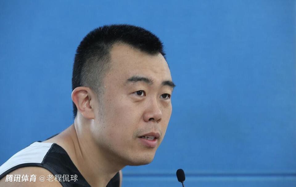 此外，贝林厄姆的队友琼阿梅尼，也在这档采访中对前者的水平表示了赞赏：“能够拥有像贝林厄姆这样的球员真是太棒了，在进攻和防守两端他都表现得很出色，我要向他脱帽致敬。